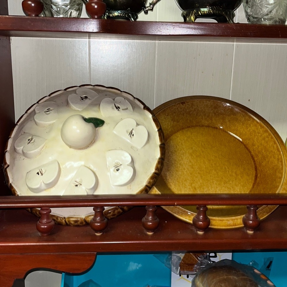 Ceramic Heavy Apple Pie Plate, Enclosed Dish w/ Design of Apples & Bottom Crust